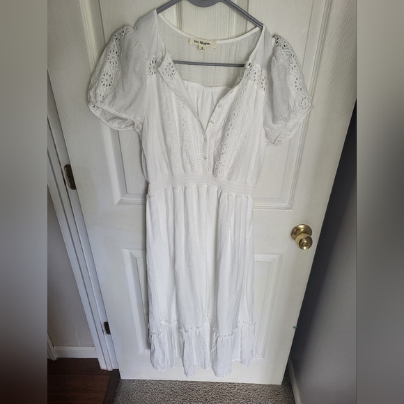 White Ruffled Tiered Sundress with Puff Sleeves - Picture 2 of 7